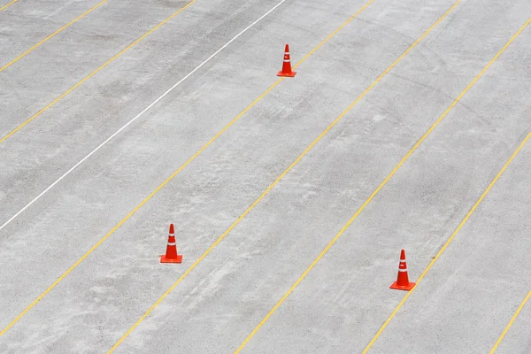 Freier Betonparkplatz Mit Gelben Linien Und Roten Verkehrskegeln — Stockfoto