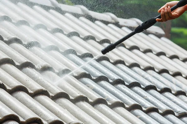 Çatı Temiz Yüksek Basınçlı Ile Temizleme — Stok fotoğraf