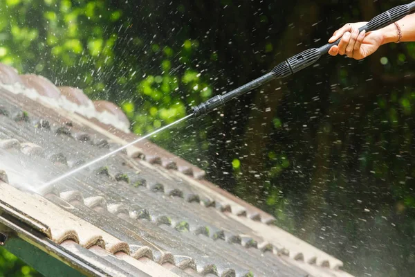 Dachreinigung Mit Hochdruck Wasserreiniger — Stockfoto