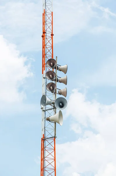 Altavoces de cuerno en torre — Foto de Stock