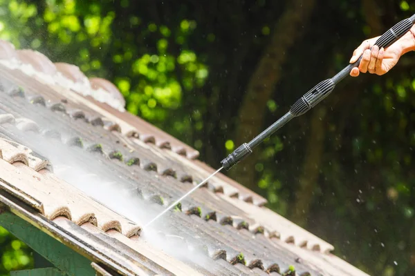 Limpieza Del Tejado Con Limpiador Agua Alta Presión — Foto de Stock