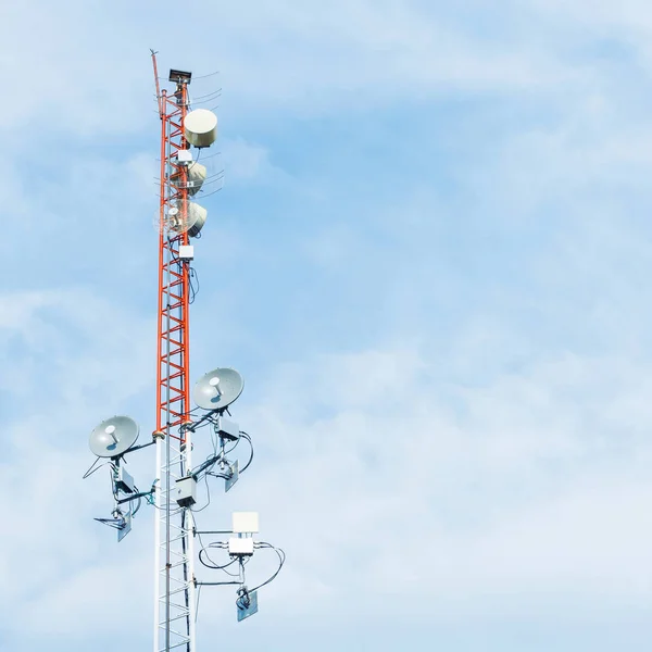 Bílé Červené Barvy Anténa Opakovač Věž Modré Obloze Telekomunikační Koncepce — Stock fotografie