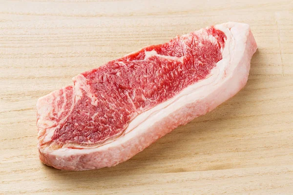 Gros Plan Steak Boeuf Striploin Longe Sur Planche Découper Bois — Photo