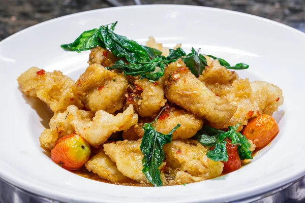 Peixe Frito Com Molho Doce Picante Prato Cerâmica Branca — Fotografia de Stock