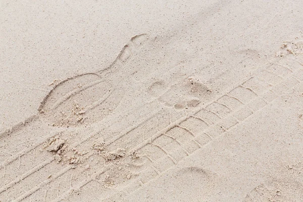 Detailní Záběr Lidská Noha Otisky Obuvi Pneumatik Skladba Písku Nebo — Stock fotografie