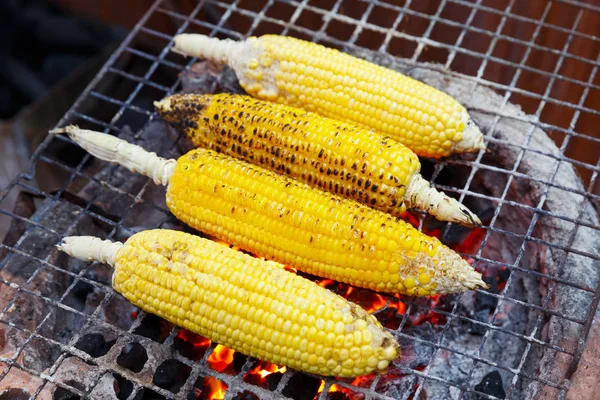 粘土のストーブ 伝統的な料理のスタイルの炭火焼きトウモロコシを閉じる — ストック写真