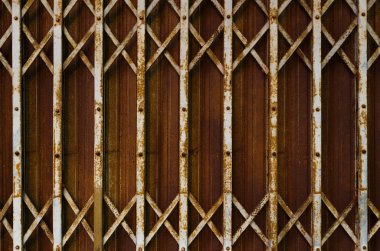 Paslı çelik, katlanabilir kapı dokusu, eski moda kepenk kapağı.