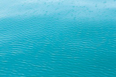 Deniz su yüzeyi üzerinde soyut dalga yansıma