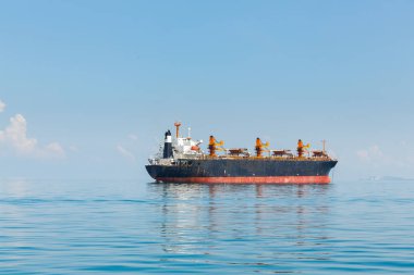 Kargo gemisi okyanusta yelken