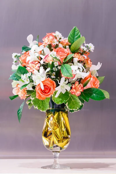 Nahaufnahme Rosen Und Nelkenblütenstrauß Glasvase Auf Holztisch — Stockfoto