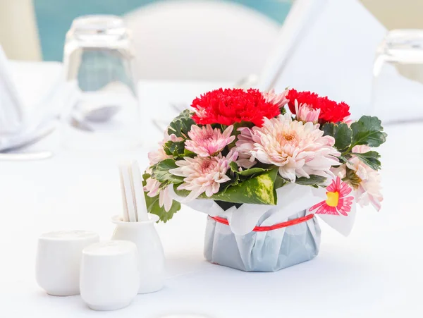 菊やカーネーションの花の花束を閉じ Polyscias リーフ ダイニング テーブルの装飾 — ストック写真