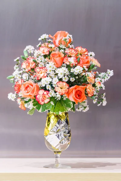 Nahaufnahme Rosen Und Nelkenblütenstrauß Glasvase Auf Holztisch — Stockfoto