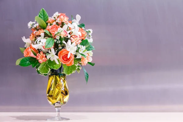 Közelkép Fából Készült Asztal Üveg Vázában Rózsa Szegfű Virág Csokor — Stock Fotó