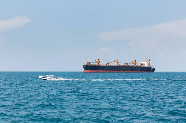 Cargo ship sailing in ocean — Stock Photo, Image