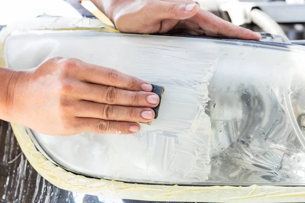 Car lamp polishing — Stock Photo, Image