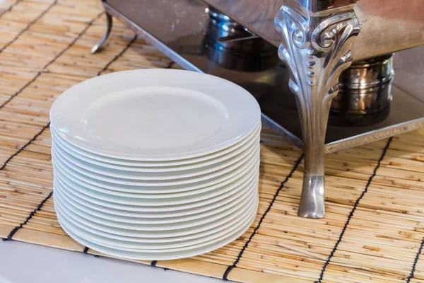 Pilha de pratos de cor branca — Fotografia de Stock