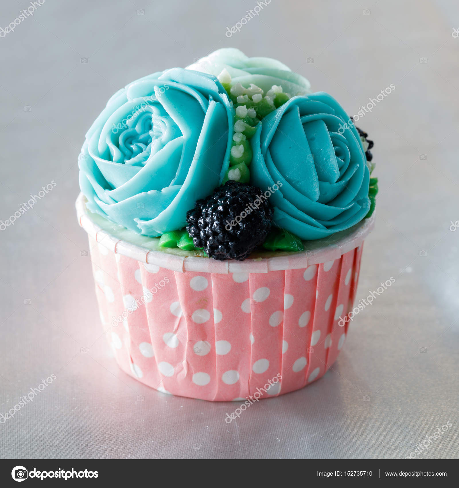 カラフルな甘いバター クリームの花で飾られた美しいカップケーキ ストック写真 C Smuayc カラフルな甘いバター クリームの花で飾られた美しいカップケーキ ストック写真 C Smuayc