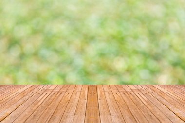 Eski ahşap masa ile doğa arka plan bulanıklık, Masa üstü ürün reklam için hazır boş