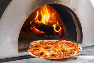 pizza ile alev yakacak odun fırında kadar yakın