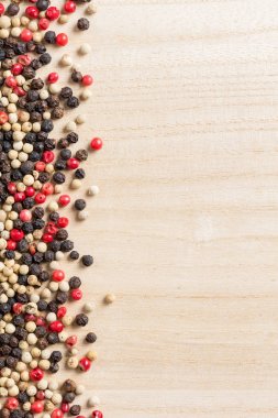 Karışık trio renkli biber Ahşap doğrama kurulu arka plan üzerinde kapatın