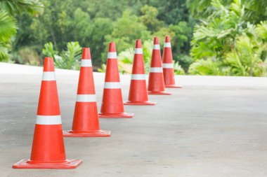 Kırmızı renk trafik konileri satırındaki beton zemin