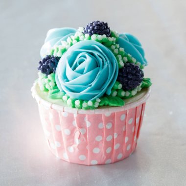 Çiçek güzel cupcake süslenmiş