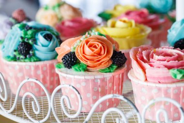 Renkli tatlı tereyağı krema çiçek güzel kekler süslenmiş