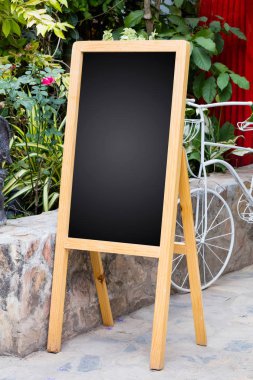 Mağaza veya restoran önünde tahtaya ahşap görüntüleme