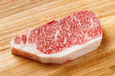 Wagyu beef striploin biftek kesme tahtası üzerinde kapatın