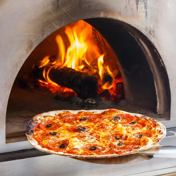 Chiudere Pizza Nel Forno Legna Con Fiamma Alle Spalle — Foto Stock