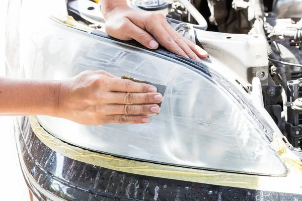 Autoleuchte Oder Frontscheinwerfer Polieren Scheinwerfer Erneuern — Stockfoto