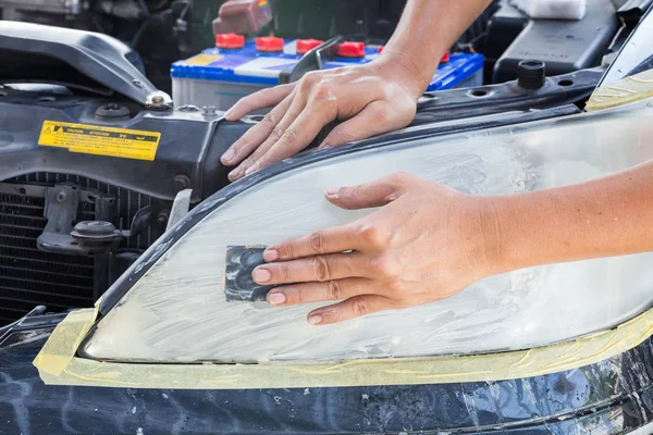 Autoleuchte Oder Frontscheinwerfer Polieren Scheinwerfer Erneuern — Stockfoto