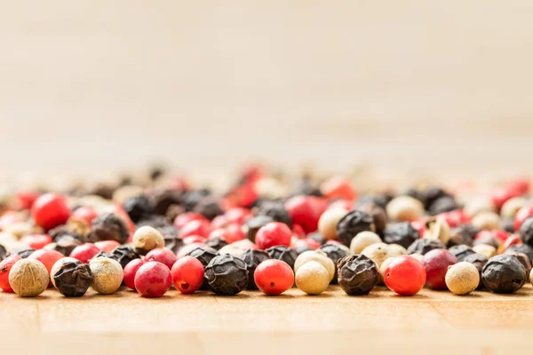 Close Van Medley Trio Kleurrijke Peppercorn Houten Hakken Bestuur Achtergrond — Stockfoto