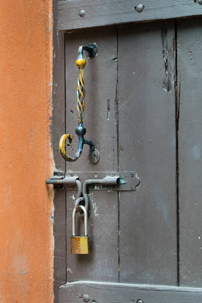 Close Rusty Old Door Handle Padlocks Wooden Door — Stock Photo, Image