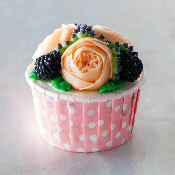 Hermoso Cupcake Decorado Con Flores — Foto de Stock