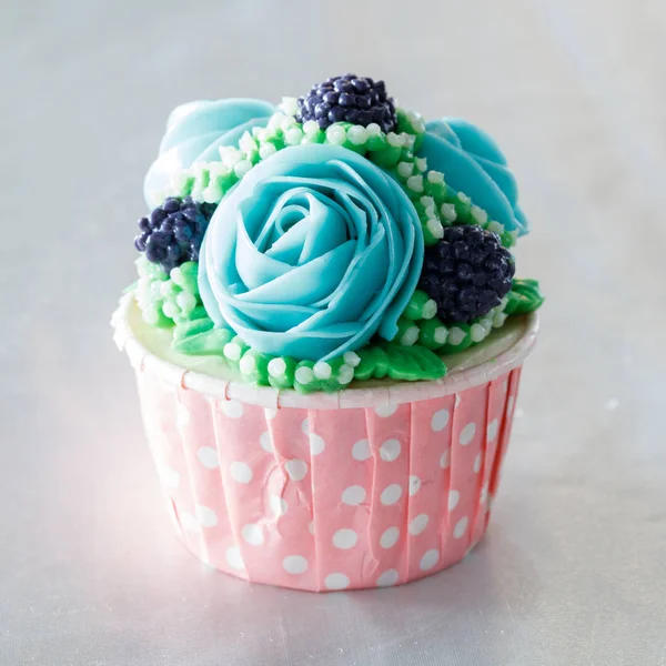 Beau Cupcake Décoré Avec Des Fleurs — Photo