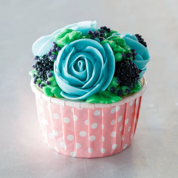 Beau Cupcake Décoré Avec Des Fleurs — Photo