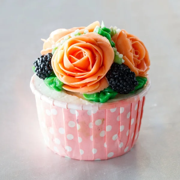 Hermoso Cupcake Decorado Con Flores — Foto de Stock