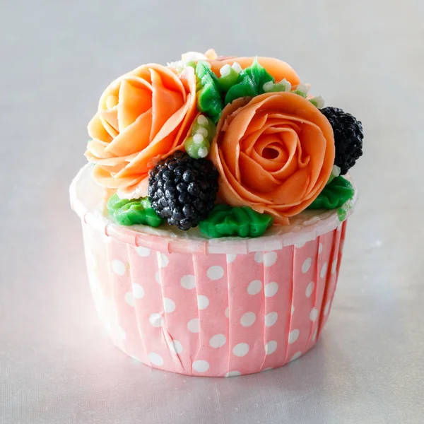 Beau Cupcake Décoré Avec Des Fleurs — Photo