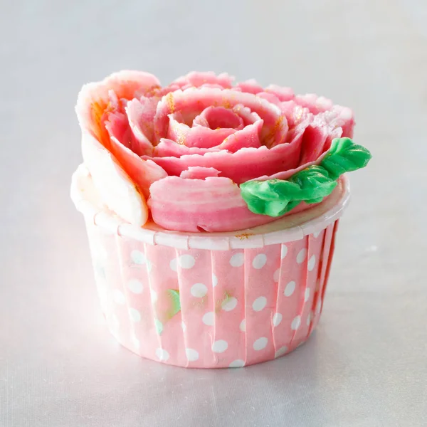 花で飾られた美しいカップケーキ — ストック写真