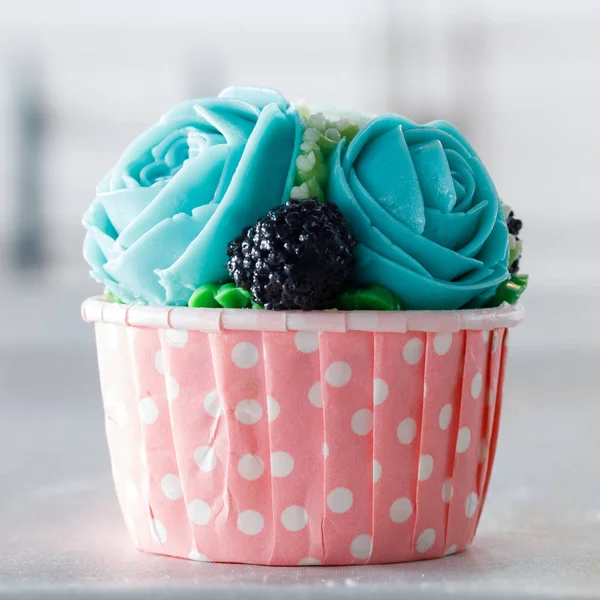 Beau Cupcake Décoré Avec Des Fleurs Crème Beurre Doux Coloré — Photo