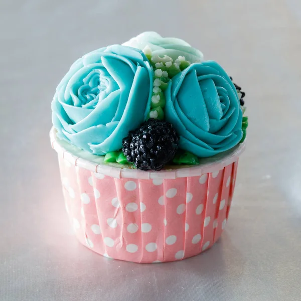 Prachtige Cupcake Versierd Met Bloem Van Kleurrijke Zoete Boter Crème — Stockfoto