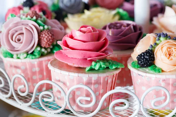 Mooie Cupcakes Versierd Met Bloem Van Kleurrijke Zoete Boter Crème — Stockfoto