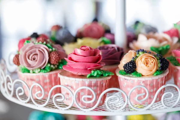 Beaux Cupcakes Décorés Avec Des Fleurs Crème Beurre Doux Coloré — Photo