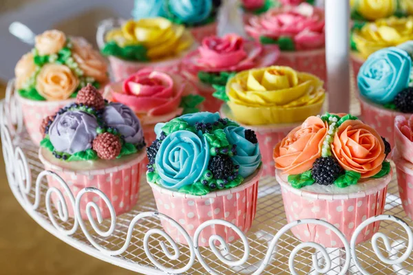 Mooie Cupcakes Versierd Met Bloem Van Kleurrijke Zoete Boter Crème — Stockfoto