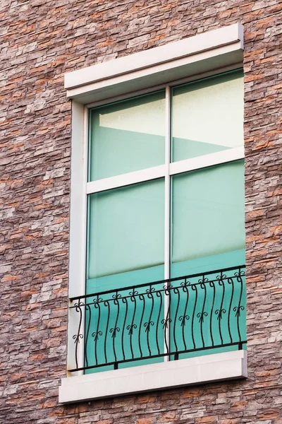 Modern Cam Pencereler Eski Stil Taş Duvar — Stok fotoğraf