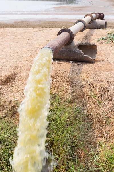 湖から大きな鋼管供給水 — ストック写真