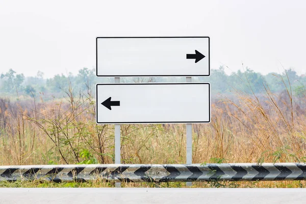 矢印の付いた空白の道路標識 — ストック写真