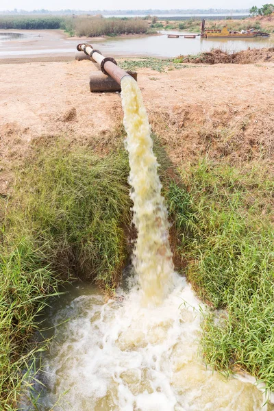 Gran tubería de acero de suministro de agua del lago — Foto de Stock