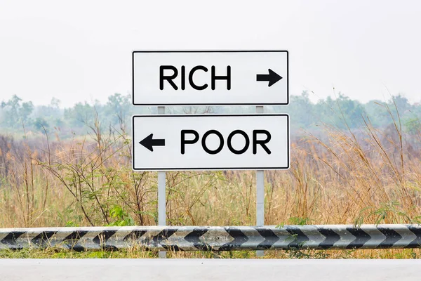 金持ちと貧乏人のテキストと道路標識 — ストック写真
